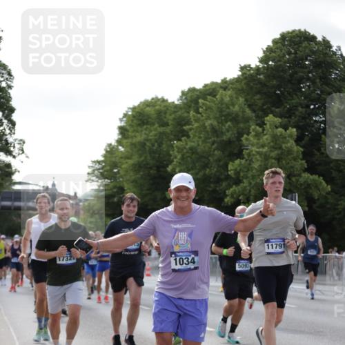 29.06.2025 - hella hamburg halbmarathon Jannik Wohlers http://msf.ph/oto/8258384 29.06.2025 09:57:48 Lombardsbrücke 1034, 1179, 1190, 1258, 1335, 1815, 2034, 2070, 2138, 2417, 2636, 2711, 3091, 4814, 4903, 5093, 5672, 6164, 6272, 6754, 6897, 7065, 7409, 7509, 7724, 7856, 7896, 8154, 8449, 8508, 8590, 8689, 9012, 9057, 9065, 9145, 9163, 9562, 9656, 10084, 11217, 11416, 11607, 11757, 11789, 11791, 12624, 12662, 13033, 13691, 14571, 14678, 15061, 16213, 16563, 17176, 17321, 17415, 17825, 18514, 18799, 18810, 18811 meine-sportfotos.de