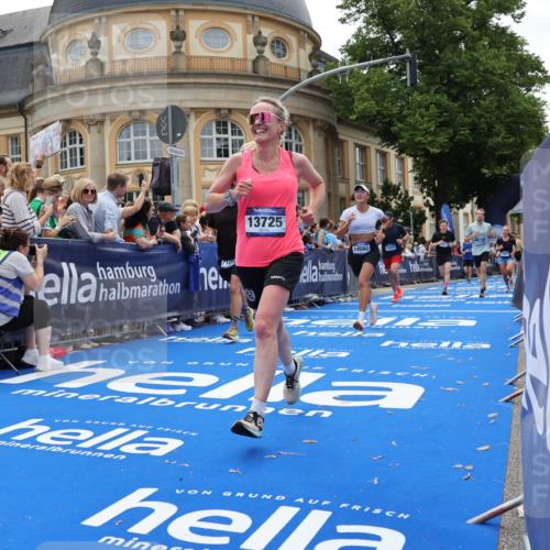 29.06.2025 - hella hamburg halbmarathon Strokosch-Dieckow http://msf.ph/oto/8258441 29.06.2025 10:42:48 Ziel 5011, 5477, 7105, 9371, 9534, 13398, 13725, 14447, 14560, 14813, 14849, 15297, 15301, 15851, 18559, 18659 meine-sportfotos.de