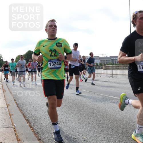 29.06.2025 - hella hamburg halbmarathon Lena Gebhardt http://msf.ph/oto/8258448 29.06.2025 09:56:58 Lombardsbrücke 1327, 1381, 1442, 1460, 1496, 1537, 1628, 1657, 1783, 1833, 1877, 2013, 2025, 2058, 2074, 2082, 2111, 2208, 2340, 2378, 2396, 2771, 2814, 2839, 2869, 2878, 2996, 3093, 3310, 3575, 3652, 3791, 4065, 4377, 4404, 4635, 4711, 4726, 4770, 4833, 4897, 5008, 5169, 5194, 5319, 5744, 5839, 6033, 6286, 6377, 6561, 6562, 6631, 7176, 7177, 7259, 7383, 7475, 7918, 8112, 8261, 8313, 8361, 8572, 8587, 8618, 8651, 8661, 8710, 8813, 8863, 8921, 8930, 9060, 9082, 9497, 9597, 9638 meine-sportfotos.de