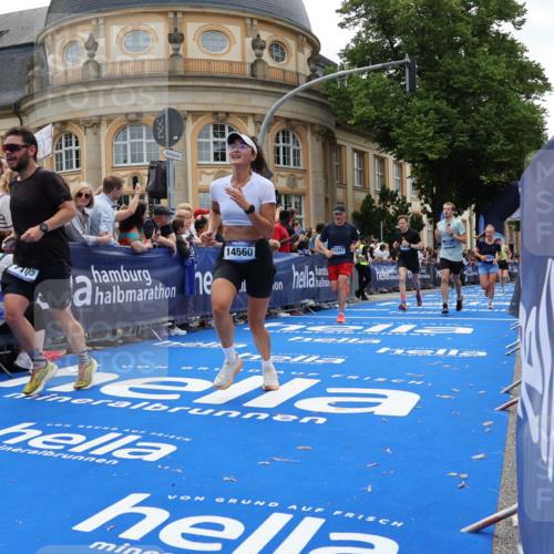 29.06.2025 - hella hamburg halbmarathon Strokosch-Dieckow http://msf.ph/oto/8258499 29.06.2025 10:42:49 Ziel 4823, 5011, 5477, 7105, 13398, 13725, 14447, 14560, 14813, 14849, 15297, 15301, 15851, 18559, 18659 meine-sportfotos.de