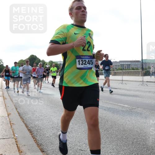 29.06.2025 - hella hamburg halbmarathon Lena Gebhardt http://msf.ph/oto/8258516 29.06.2025 09:56:58 Lombardsbrücke 1327, 1381, 1442, 1460, 1496, 1537, 1628, 1657, 1783, 1833, 1877, 2013, 2025, 2058, 2074, 2082, 2111, 2208, 2340, 2378, 2396, 2771, 2814, 2839, 2869, 2878, 2996, 3093, 3310, 3575, 3652, 3791, 4065, 4377, 4404, 4635, 4711, 4726, 4770, 4833, 4897, 5008, 5169, 5194, 5319, 5744, 5839, 6033, 6286, 6377, 6561, 6562, 6631, 7176, 7177, 7259, 7383, 7475, 7918, 8112, 8261, 8313, 8361, 8572, 8587, 8618, 8651, 8661, 8710, 8813, 8863, 8921, 8930, 9060, 9082, 9497, 9597, 9638 meine-sportfotos.de