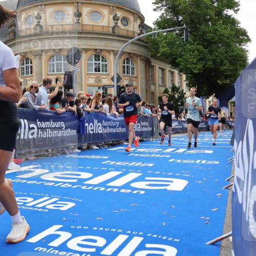 29.06.2025 - hella hamburg halbmarathon Strokosch-Dieckow http://msf.ph/oto/8258529 29.06.2025 10:42:49 Ziel 4823, 5011, 5477, 7105, 13398, 13725, 14447, 14560, 14813, 14849, 15297, 15301, 15851, 18559, 18659 meine-sportfotos.de