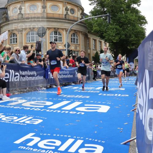 29.06.2025 - hella hamburg halbmarathon Strokosch-Dieckow http://msf.ph/oto/8258546 29.06.2025 10:42:50 Ziel 4823, 5011, 5477, 7105, 13398, 13725, 14447, 14560, 14813, 14849, 15297, 15301, 15851, 18559, 18659 meine-sportfotos.de