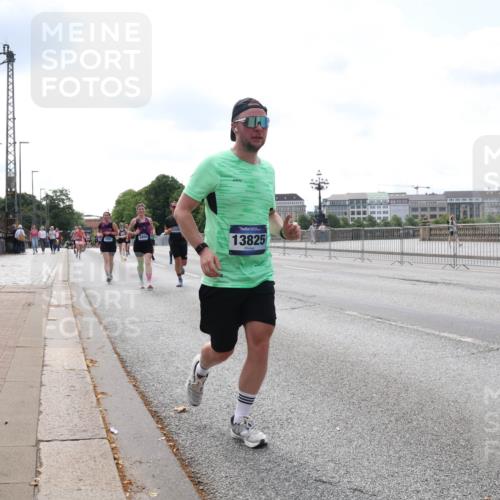 29.06.2025 - hella hamburg halbmarathon Lena Gebhardt http://msf.ph/oto/8258548 29.06.2025 10:10:51 Lombardsbrücke 1166, 1186, 1573, 1781, 2868, 4287, 4389, 5440, 5653, 5990, 5991, 7250, 7271, 7370, 7685, 8561, 9169, 9681, 9816, 9829, 11180, 11355, 11887, 11904, 11905, 12008, 12426, 12556, 12571, 12629, 12790, 12836, 13588, 13594, 13825, 13901, 14022, 14270, 14679, 14822, 15009, 15214, 16166, 16344, 16808, 17500, 17532, 17730, 18949, 19023 meine-sportfotos.de