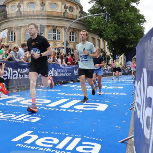 29.06.2025 - hella hamburg halbmarathon Strokosch-Dieckow http://msf.ph/oto/8258602 29.06.2025 10:42:51 Ziel 4823, 5011, 5477, 7035, 7105, 13398, 13725, 14447, 14560, 14813, 14849, 15297, 15301, 15851, 18559, 18659 meine-sportfotos.de