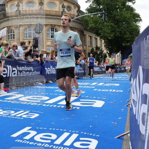 29.06.2025 - hella hamburg halbmarathon Strokosch-Dieckow http://msf.ph/oto/8258617 29.06.2025 10:42:51 Ziel 4823, 5011, 5477, 7035, 7105, 13398, 13725, 14447, 14560, 14813, 14849, 15297, 15301, 15851, 18559, 18659 meine-sportfotos.de