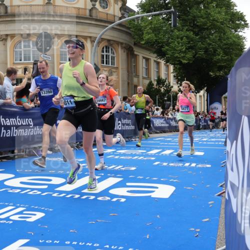 29.06.2025 - hella hamburg halbmarathon Strokosch-Dieckow http://msf.ph/oto/8258669 29.06.2025 10:42:54 Ziel 4823, 5011, 5477, 7035, 7105, 8218, 9364, 10469, 13398, 14447, 14813, 14849, 15297, 15301, 15851, 18559, 18659 meine-sportfotos.de