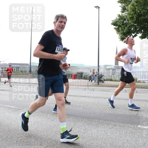 29.06.2025 - hella hamburg halbmarathon Lena Gebhardt http://msf.ph/oto/8258750 29.06.2025 10:34:25 Lombardsbrücke 1025, 1672, 1705, 1787, 2023, 2265, 2412, 2464, 2496, 2510, 2511, 2526, 2801, 2933, 3145, 3420, 3829, 3848, 4540, 4807, 4824, 4826, 5453, 5561, 5584, 5609, 6034, 6105, 6171, 6329, 6571, 6574, 6843, 7324, 7329, 7386, 7644, 7733, 8277, 8349, 8705, 8965, 9164, 9379, 9448, 9514, 10335, 10360, 10564, 10674, 11872, 12164, 13957, 15477, 16238, 16311, 16390, 16682, 16919, 17230, 18158, 18941 meine-sportfotos.de