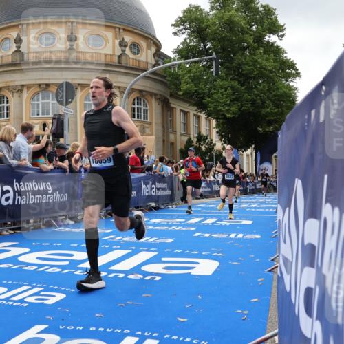 29.06.2025 - hella hamburg halbmarathon Strokosch-Dieckow http://msf.ph/oto/8258773 29.06.2025 10:42:57 Ziel 4823, 5011, 5477, 7035, 8218, 9364, 10469, 12657, 12723, 12776, 12839, 13398, 14447, 14849, 18559, 18659, 19038 meine-sportfotos.de