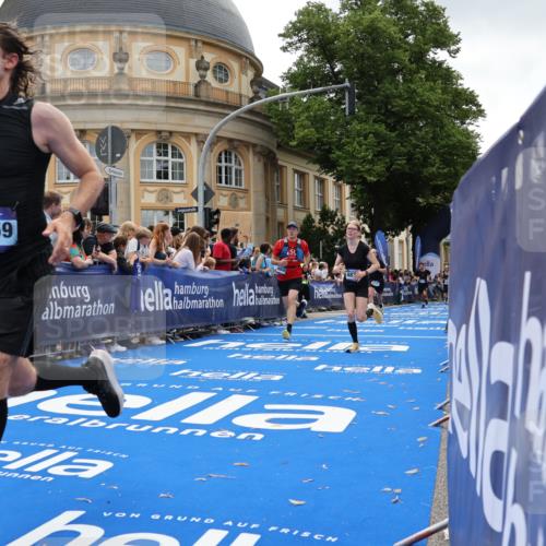 29.06.2025 - hella hamburg halbmarathon Strokosch-Dieckow http://msf.ph/oto/8258790 29.06.2025 10:42:58 Ziel 4229, 4823, 5477, 6721, 7035, 8218, 9364, 9833, 10469, 12657, 12723, 12776, 12839, 14849, 17177, 18559, 18659, 19038 meine-sportfotos.de