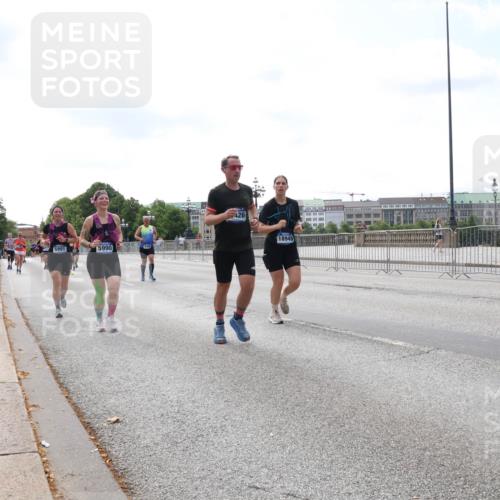 29.06.2025 - hella hamburg halbmarathon Lena Gebhardt http://msf.ph/oto/8258842 29.06.2025 10:10:53 Lombardsbrücke 1166, 1186, 1781, 2868, 4287, 4389, 5440, 5653, 5990, 5991, 7250, 7271, 7370, 7685, 8561, 9169, 9681, 9829, 11355, 11887, 11904, 11905, 12008, 12426, 12556, 12571, 12629, 12790, 12836, 13588, 13594, 13825, 13901, 14022, 14270, 14679, 15009, 15214, 16166, 16344, 16808, 17500, 17532, 17730, 18949 meine-sportfotos.de