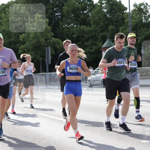29.06.2025 - hella hamburg halbmarathon Jannik Wohlers http://msf.ph/oto/8258891 29.06.2025 09:57:53 Lombardsbrücke 1034, 1179, 1190, 1815, 2034, 2070, 2417, 2636, 2656, 2711, 3041, 3859, 4814, 4903, 5093, 5721, 6164, 6272, 6897, 7409, 7509, 7724, 7856, 7896, 8154, 8311, 8449, 8508, 8590, 8689, 8825, 9012, 9057, 9562, 9656, 10084, 11217, 11416, 11607, 11791, 11870, 12624, 13033, 13691, 14323, 14365, 14571, 14626, 14678, 16213, 16409, 16653, 16879, 16924, 17176, 17321, 17415, 17825, 18514, 18551, 18799, 18810, 18811, 18867, 19244 meine-sportfotos.de