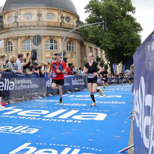 29.06.2025 - hella hamburg halbmarathon Strokosch-Dieckow http://msf.ph/oto/8258898 29.06.2025 10:42:58 Ziel 4229, 4823, 5477, 6721, 7035, 8218, 9364, 9833, 10469, 12657, 12723, 12776, 12839, 14849, 17177, 18559, 18659, 19038 meine-sportfotos.de