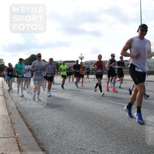 29.06.2025 - hella hamburg halbmarathon Lena Gebhardt http://msf.ph/oto/8258905 29.06.2025 09:56:59 Lombardsbrücke 1327, 1381, 1442, 1460, 1496, 1537, 1628, 1657, 1783, 1833, 1877, 2013, 2025, 2058, 2074, 2082, 2111, 2208, 2340, 2378, 2396, 2595, 2771, 2814, 2839, 2869, 2878, 2996, 3093, 3310, 3575, 3652, 3791, 4065, 4377, 4404, 4635, 4711, 4726, 4770, 4897, 5008, 5013, 5169, 5194, 5319, 5744, 5839, 6033, 6286, 6377, 6561, 6562, 6631, 7176, 7177, 7259, 7383, 7475, 7918, 8112, 8261, 8313, 8361, 8572, 8587, 8618, 8651, 8661, 8710, 8813, 8863, 8921, 8930, 9060, 9082, 9497, 9597, 9638 meine-sportfotos.de