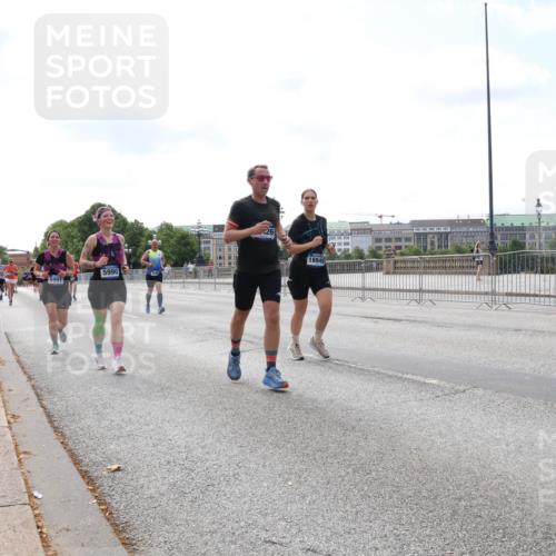 29.06.2025 - hella hamburg halbmarathon Lena Gebhardt http://msf.ph/oto/8258909 29.06.2025 10:10:53 Lombardsbrücke 1166, 1186, 1781, 2868, 4287, 4389, 5440, 5653, 5990, 5991, 7250, 7271, 7370, 7685, 8561, 9169, 9681, 9829, 11355, 11887, 11904, 11905, 12008, 12426, 12556, 12571, 12629, 12790, 12836, 13588, 13594, 13825, 13901, 14022, 14270, 14679, 15009, 15214, 16166, 16344, 16808, 17500, 17532, 17730, 18949 meine-sportfotos.de