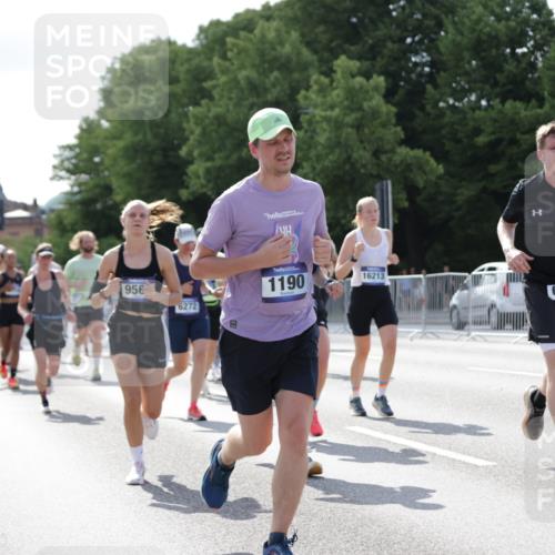 29.06.2025 - hella hamburg halbmarathon Jannik Wohlers http://msf.ph/oto/8258910 29.06.2025 09:57:53 Lombardsbrücke 1034, 1179, 1190, 1815, 2034, 2070, 2417, 2636, 2656, 2711, 3041, 3859, 4814, 4903, 5093, 5721, 6164, 6272, 6897, 7409, 7509, 7724, 7856, 7896, 8154, 8311, 8449, 8508, 8590, 8689, 8825, 9012, 9057, 9562, 9656, 10084, 11217, 11416, 11607, 11791, 11870, 12624, 13033, 13691, 14323, 14365, 14571, 14626, 14678, 16213, 16409, 16653, 16879, 16924, 17176, 17321, 17415, 17825, 18514, 18551, 18799, 18810, 18811, 18867, 19244 meine-sportfotos.de