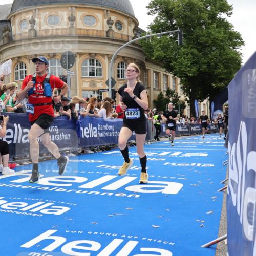 29.06.2025 - hella hamburg halbmarathon Strokosch-Dieckow http://msf.ph/oto/8258911 29.06.2025 10:42:59 Ziel 4229, 4823, 6721, 7035, 7451, 8218, 9364, 9833, 10469, 12657, 12723, 12776, 12839, 14849, 17177, 18559, 18659, 19038 meine-sportfotos.de