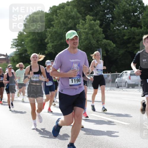 29.06.2025 - hella hamburg halbmarathon Jannik Wohlers http://msf.ph/oto/8258916 29.06.2025 09:57:53 Lombardsbrücke 1034, 1179, 1190, 1815, 2034, 2070, 2417, 2636, 2656, 2711, 3041, 3859, 4814, 4903, 5093, 5721, 6164, 6272, 6897, 7409, 7509, 7724, 7856, 7896, 8154, 8311, 8449, 8508, 8590, 8689, 8825, 9012, 9057, 9562, 9656, 10084, 11217, 11416, 11607, 11791, 11870, 12624, 13033, 13691, 14323, 14365, 14571, 14626, 14678, 16213, 16409, 16653, 16879, 16924, 17176, 17321, 17415, 17825, 18514, 18551, 18799, 18810, 18811, 18867, 19244 meine-sportfotos.de
