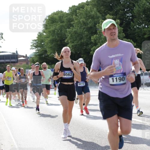 29.06.2025 - hella hamburg halbmarathon Jannik Wohlers http://msf.ph/oto/8258927 29.06.2025 09:57:54 Lombardsbrücke 1034, 1179, 1190, 1815, 2034, 2070, 2417, 2636, 2656, 2711, 3041, 3859, 4814, 4903, 5093, 5721, 6164, 6272, 6433, 6897, 7409, 7724, 7856, 7896, 8154, 8311, 8449, 8508, 8590, 8689, 8825, 9012, 9057, 9562, 9656, 10084, 11217, 11416, 11607, 11791, 11870, 12624, 13033, 13691, 14323, 14365, 14571, 14626, 14678, 14805, 14845, 15914, 16213, 16409, 16653, 16879, 16924, 17176, 17321, 17415, 17825, 18514, 18551, 18799, 18810, 18811, 18867, 19244 meine-sportfotos.de