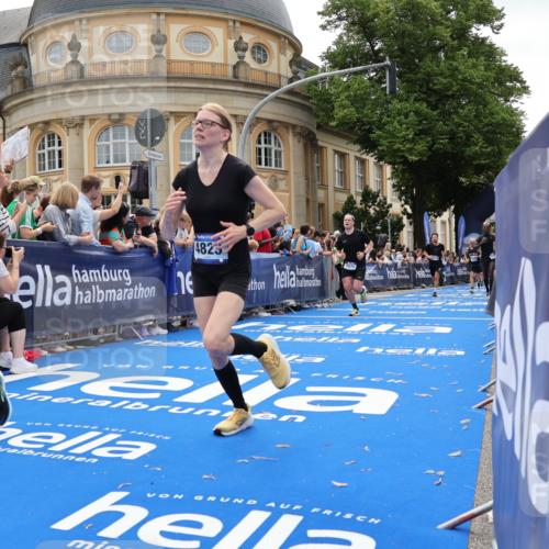29.06.2025 - hella hamburg halbmarathon Strokosch-Dieckow http://msf.ph/oto/8258939 29.06.2025 10:42:59 Ziel 4229, 4823, 6721, 7035, 7451, 8218, 9364, 9833, 10469, 12657, 12723, 12776, 12839, 14849, 17177, 18559, 18659, 19038 meine-sportfotos.de