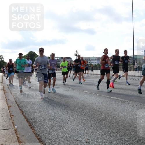 29.06.2025 - hella hamburg halbmarathon Lena Gebhardt http://msf.ph/oto/8258966 29.06.2025 09:56:59 Lombardsbrücke 1327, 1381, 1442, 1460, 1496, 1537, 1628, 1657, 1783, 1833, 1877, 2013, 2025, 2058, 2074, 2082, 2111, 2208, 2340, 2378, 2396, 2595, 2771, 2814, 2839, 2869, 2878, 2996, 3093, 3310, 3575, 3652, 3791, 4065, 4377, 4404, 4635, 4711, 4726, 4770, 4897, 5008, 5013, 5169, 5194, 5319, 5744, 5839, 6033, 6286, 6377, 6561, 6562, 6631, 7176, 7177, 7259, 7383, 7475, 7918, 8112, 8261, 8313, 8361, 8572, 8587, 8618, 8651, 8661, 8710, 8813, 8863, 8921, 8930, 9060, 9082, 9497, 9597, 9638 meine-sportfotos.de