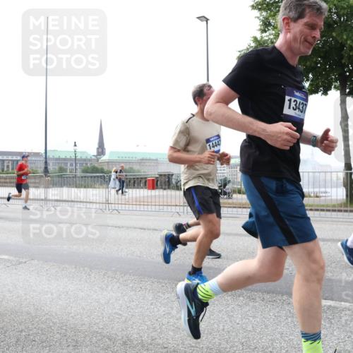 29.06.2025 - hella hamburg halbmarathon Lena Gebhardt http://msf.ph/oto/8258986 29.06.2025 10:34:25 Lombardsbrücke 1025, 1672, 1705, 1787, 2023, 2265, 2412, 2464, 2496, 2510, 2511, 2526, 2801, 2933, 3145, 3420, 3829, 3848, 4540, 4807, 4824, 4826, 5453, 5561, 5584, 5609, 6034, 6105, 6171, 6329, 6571, 6574, 6843, 7324, 7329, 7386, 7644, 7733, 8277, 8349, 8705, 8965, 9164, 9379, 9448, 9514, 10335, 10360, 10564, 10674, 11872, 12164, 13957, 15477, 16238, 16311, 16390, 16682, 16919, 17230, 18158, 18941 meine-sportfotos.de