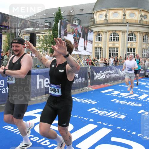 29.06.2025 - hella hamburg halbmarathon Michael Strokosch http://msf.ph/oto/8259012 29.06.2025 10:51:19 Ziel 1461, 1817, 2636, 2718, 4404, 4814, 5600, 6027, 6657, 6776, 8316, 8930, 9476, 10480, 10667, 10868, 11512, 11625, 12016, 14865, 15480, 17530, 18019 meine-sportfotos.de