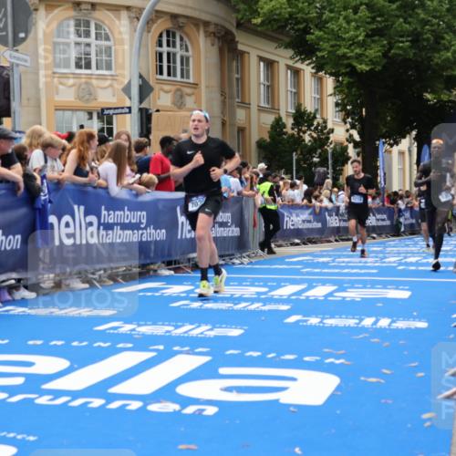 29.06.2025 - hella hamburg halbmarathon Strokosch-Dieckow http://msf.ph/oto/8259017 29.06.2025 10:43:00 Ziel 4229, 4823, 6721, 7035, 7451, 8218, 9364, 9833, 10469, 12657, 12723, 12776, 12839, 14849, 15255, 17177, 18659, 19038 meine-sportfotos.de