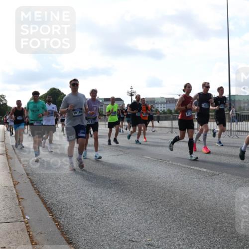 29.06.2025 - hella hamburg halbmarathon Lena Gebhardt http://msf.ph/oto/8259020 29.06.2025 09:57:00 Lombardsbrücke 1327, 1381, 1442, 1460, 1496, 1537, 1628, 1657, 1783, 1833, 1877, 2013, 2025, 2058, 2074, 2111, 2208, 2340, 2378, 2396, 2595, 2814, 2839, 2869, 2878, 2996, 3093, 3310, 3575, 3652, 3791, 4065, 4377, 4404, 4635, 4711, 4726, 4770, 4897, 5008, 5013, 5021, 5169, 5194, 5319, 5744, 5839, 6033, 6286, 6377, 6561, 6562, 6631, 7176, 7177, 7259, 7383, 7475, 7918, 8112, 8261, 8313, 8361, 8572, 8587, 8618, 8651, 8661, 8710, 8813, 8863, 8921, 8930, 9060, 9082, 9316, 9497, 9597, 9638 meine-sportfotos.de