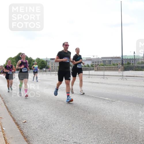 29.06.2025 - hella hamburg halbmarathon Lena Gebhardt http://msf.ph/oto/8259036 29.06.2025 10:10:53 Lombardsbrücke 1166, 1186, 1781, 2868, 4287, 4389, 5440, 5653, 5990, 5991, 7250, 7271, 7370, 7685, 8561, 9169, 9681, 9829, 11355, 11887, 11904, 11905, 12008, 12426, 12556, 12571, 12629, 12790, 12836, 13588, 13594, 13825, 13901, 14022, 14270, 14679, 15009, 15214, 16166, 16344, 16808, 17500, 17532, 17730, 18949 meine-sportfotos.de