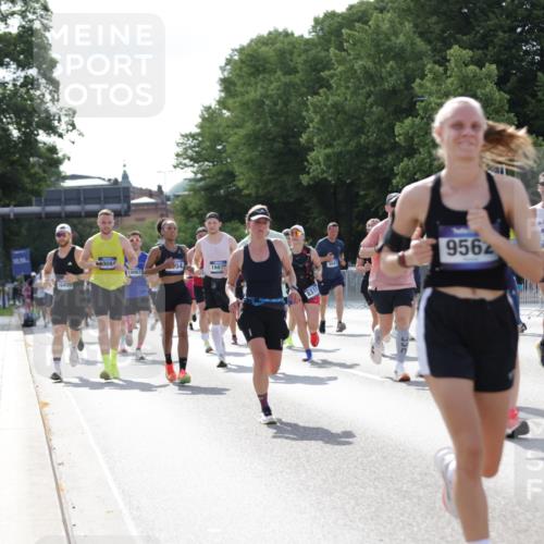 29.06.2025 - hella hamburg halbmarathon Jannik Wohlers http://msf.ph/oto/8259048 29.06.2025 09:57:55 Lombardsbrücke 1034, 1179, 1190, 1815, 2034, 2070, 2417, 2636, 2656, 2711, 3041, 3859, 4814, 4903, 5093, 5721, 6164, 6272, 6433, 6897, 7409, 7724, 7856, 7896, 8154, 8311, 8449, 8508, 8590, 8689, 8825, 9012, 9057, 9562, 9656, 10084, 11217, 11416, 11607, 11791, 11870, 12624, 12761, 13033, 13691, 14323, 14365, 14571, 14626, 14678, 14805, 14845, 15914, 16213, 16409, 16653, 16879, 16924, 17176, 17321, 17415, 17825, 18514, 18551, 18799, 18810, 18811, 18867, 19244 meine-sportfotos.de