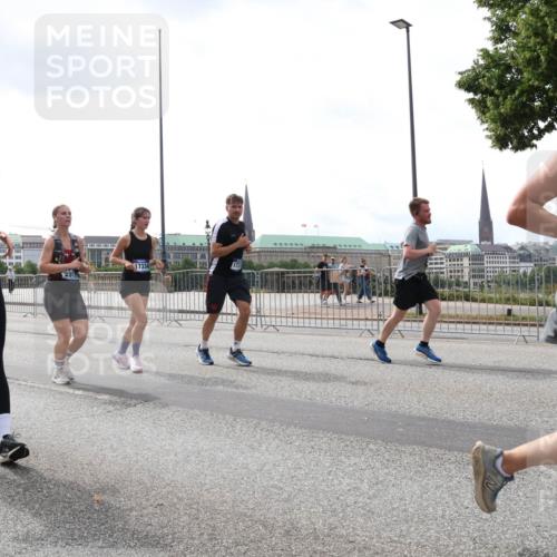 29.06.2025 - hella hamburg halbmarathon Lena Gebhardt http://msf.ph/oto/8259051 29.06.2025 10:45:57 Lombardsbrücke 1004, 1033, 1060, 1085, 1100, 1104, 1421, 1426, 1532, 1555, 1854, 1867, 1868, 1983, 2008, 2398, 2423, 2522, 2550, 2657, 2664, 2773, 2813, 2917, 2951, 2954, 2965, 2973, 3410, 4104, 4223, 4224, 4317, 4388, 4572, 5044, 5635, 5703, 5769, 5770, 5892, 6133, 6333, 6392, 6623, 7268, 7356, 7605, 7859, 7894, 7983, 8745, 9120, 9121, 9426, 9445, 10030, 10327, 10329, 10367, 10511, 11358, 11876, 11910 meine-sportfotos.de