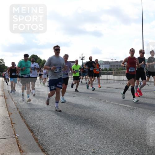 29.06.2025 - hella hamburg halbmarathon Lena Gebhardt http://msf.ph/oto/8259080 29.06.2025 09:57:00 Lombardsbrücke 1327, 1381, 1442, 1460, 1496, 1537, 1628, 1657, 1783, 1833, 1877, 2013, 2025, 2058, 2074, 2111, 2208, 2340, 2378, 2396, 2595, 2814, 2839, 2869, 2878, 2996, 3093, 3310, 3575, 3652, 3791, 4065, 4377, 4404, 4635, 4711, 4726, 4770, 4897, 5008, 5013, 5021, 5169, 5194, 5319, 5744, 5839, 6033, 6286, 6377, 6561, 6562, 6631, 7176, 7177, 7259, 7383, 7475, 7918, 8112, 8261, 8313, 8361, 8572, 8587, 8618, 8651, 8661, 8710, 8813, 8863, 8921, 8930, 9060, 9082, 9316, 9497, 9597, 9638 meine-sportfotos.de