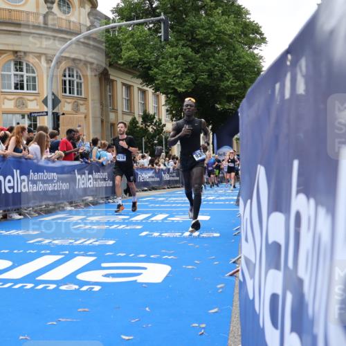 29.06.2025 - hella hamburg halbmarathon Strokosch-Dieckow http://msf.ph/oto/8259124 29.06.2025 10:43:01 Ziel 4229, 4823, 6721, 7035, 7451, 8218, 9364, 9833, 10469, 12153, 12657, 12723, 12776, 12839, 14849, 15255, 17177, 19038 meine-sportfotos.de
