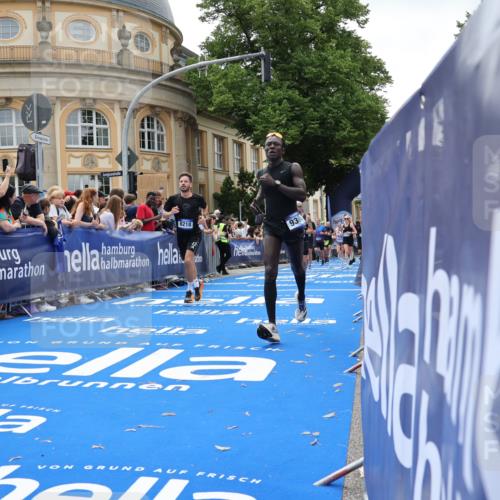 29.06.2025 - hella hamburg halbmarathon Strokosch-Dieckow http://msf.ph/oto/8259164 29.06.2025 10:43:02 Ziel 4229, 4823, 6721, 7035, 7451, 8218, 9364, 9833, 10251, 10469, 11177, 12153, 12657, 12723, 12776, 12839, 15255, 17177, 19038 meine-sportfotos.de