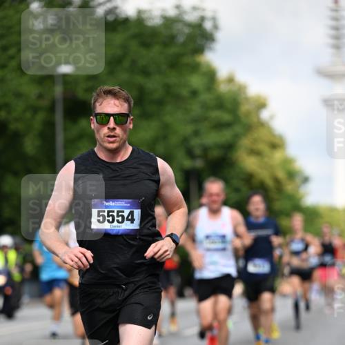 29.06.2025 - hella hamburg halbmarathon Dr. Thomas Lammeyer http://msf.ph/oto/8259185 29.06.2025 09:52:00 Kennedybrücke 1290, 1505, 1710, 2399, 2714, 3480, 4359, 5307, 5554, 5709, 6993, 7152, 7154, 7884, 8121, 8571, 8933, 9403, 10404, 10852 meine-sportfotos.de