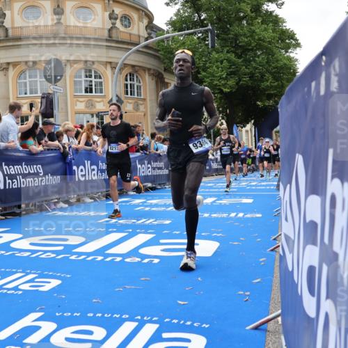 29.06.2025 - hella hamburg halbmarathon Strokosch-Dieckow http://msf.ph/oto/8259197 29.06.2025 10:43:02 Ziel 4229, 4823, 6721, 7035, 7451, 8218, 9364, 9833, 10251, 10469, 11177, 12153, 12657, 12723, 12776, 12839, 15255, 17177, 19038 meine-sportfotos.de