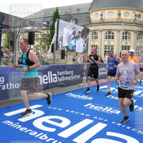 29.06.2025 - hella hamburg halbmarathon Michael Strokosch http://msf.ph/oto/8259235 29.06.2025 10:51:22 Ziel 1461, 1817, 2364, 2636, 2718, 4814, 6657, 6776, 8316, 8930, 8989, 9476, 10480, 10667, 11124, 11512, 11625, 12016, 13047, 14865, 14994, 18019, 18489 meine-sportfotos.de