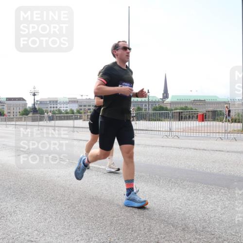 29.06.2025 - hella hamburg halbmarathon Lena Gebhardt http://msf.ph/oto/8259247 29.06.2025 10:10:54 Lombardsbrücke 1166, 1186, 1781, 2868, 4287, 4389, 5440, 5653, 5990, 5991, 7250, 7271, 7370, 7685, 8561, 9169, 9681, 9829, 11355, 11887, 11904, 11905, 12008, 12426, 12556, 12571, 12629, 12790, 12836, 13588, 13594, 13825, 13901, 14022, 14270, 14679, 15009, 15214, 16166, 16344, 16808, 17142, 17500, 17532, 18949 meine-sportfotos.de