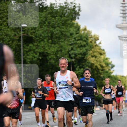 29.06.2025 - hella hamburg halbmarathon Dr. Thomas Lammeyer http://msf.ph/oto/8259253 29.06.2025 09:52:01 Kennedybrücke 1290, 1505, 1710, 2399, 3480, 4359, 4381, 5307, 5554, 5709, 6993, 7152, 7154, 8121, 8571, 8933, 9403, 10404, 10852 meine-sportfotos.de
