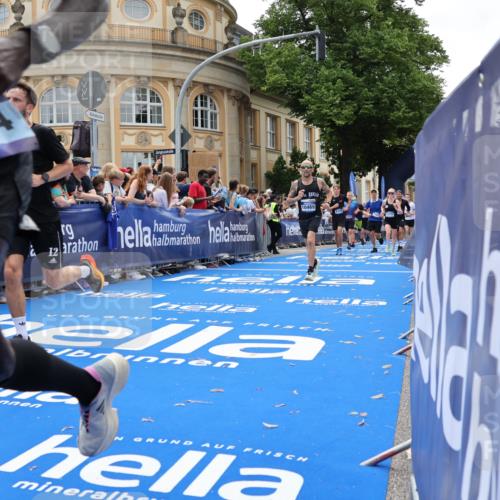 29.06.2025 - hella hamburg halbmarathon Strokosch-Dieckow http://msf.ph/oto/8259262 29.06.2025 10:43:03 Ziel 4229, 4823, 6721, 7026, 7035, 7451, 8218, 9364, 9833, 10251, 10469, 11177, 12153, 12657, 12723, 12776, 12839, 15255, 17177, 19038 meine-sportfotos.de