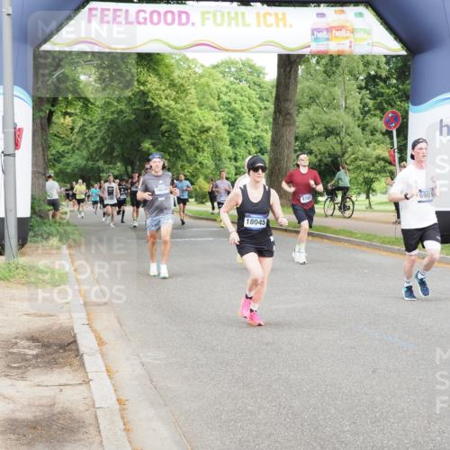 29.06.2025 - hella hamburg halbmarathon MichiJ http://msf.ph/oto/8259296 29.06.2025 10:29:43 Zwischen KM18-KM19 1136, 2675, 4380, 6901, 9358, 9885, 10978, 12365, 14555, 15164, 16816, 17182, 18045, 18399 meine-sportfotos.de