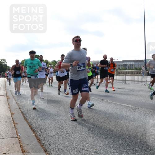 29.06.2025 - hella hamburg halbmarathon Lena Gebhardt http://msf.ph/oto/8259343 29.06.2025 09:57:00 Lombardsbrücke 1327, 1381, 1442, 1460, 1496, 1537, 1628, 1657, 1783, 1833, 1877, 2013, 2025, 2058, 2074, 2111, 2208, 2340, 2378, 2396, 2595, 2814, 2839, 2869, 2878, 2996, 3093, 3310, 3575, 3652, 3791, 4065, 4377, 4404, 4635, 4711, 4726, 4770, 4897, 5008, 5013, 5021, 5169, 5194, 5319, 5744, 5839, 6033, 6286, 6377, 6561, 6562, 6631, 7176, 7177, 7259, 7383, 7475, 7918, 8112, 8261, 8313, 8361, 8572, 8587, 8618, 8651, 8661, 8710, 8813, 8863, 8921, 8930, 9060, 9082, 9316, 9497, 9597, 9638 meine-sportfotos.de