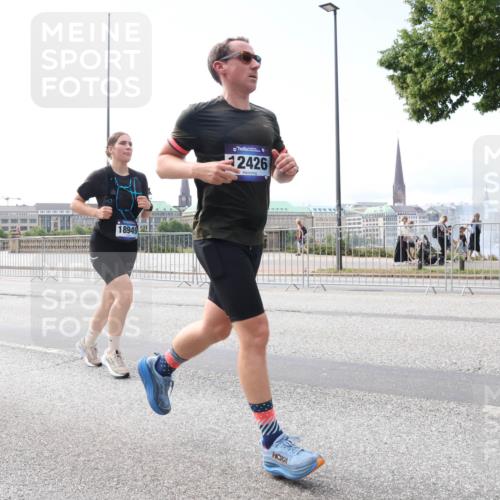29.06.2025 - hella hamburg halbmarathon Lena Gebhardt http://msf.ph/oto/8259424 29.06.2025 10:10:54 Lombardsbrücke 1166, 1186, 1781, 2868, 4287, 4389, 5440, 5653, 5990, 5991, 7250, 7271, 7370, 7685, 8561, 9169, 9681, 9829, 11355, 11887, 11904, 11905, 12008, 12426, 12556, 12571, 12629, 12790, 12836, 13588, 13594, 13825, 13901, 14022, 14270, 14679, 15009, 15214, 16166, 16344, 16808, 17142, 17500, 17532, 18949 meine-sportfotos.de