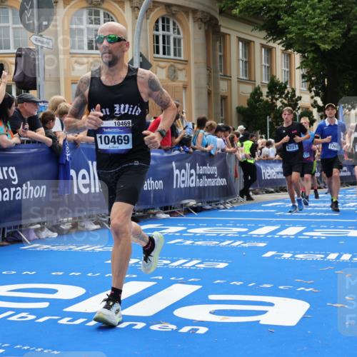 29.06.2025 - hella hamburg halbmarathon Strokosch-Dieckow http://msf.ph/oto/8259428 29.06.2025 10:43:04 Ziel 4229, 6721, 7026, 7035, 7093, 7451, 8218, 9364, 9833, 10251, 10469, 11177, 12153, 12657, 12723, 12776, 12839, 15255, 15706, 17177, 19038 meine-sportfotos.de
