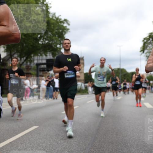 29.06.2025 - hella hamburg halbmarathon Yannick Fuchs http://msf.ph/oto/8259446 29.06.2025 10:48:32 20KM 1327, 1410, 1496, 1815, 2474, 2771, 2884, 3041, 3177, 3791, 3794, 3861, 3945, 4189, 4231, 4938, 6082, 6084, 6356, 6443, 6581, 6587, 6723, 6994, 8223, 8449, 8514, 8698, 8772, 8798, 9012, 9060, 9227, 10191, 10192, 10263, 10266, 11333, 11499, 11747, 12186, 12362, 12489, 13297, 13869, 13988, 14036, 14175, 14592, 14638, 14660, 14818, 14948, 15113, 15156, 15169, 15408, 15524, 15879, 16047, 16092, 16574, 16750, 17740, 17765, 19177 meine-sportfotos.de
