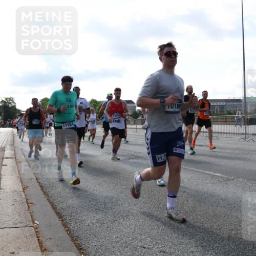 29.06.2025 - hella hamburg halbmarathon Lena Gebhardt http://msf.ph/oto/8259447 29.06.2025 09:57:00 Lombardsbrücke 1327, 1381, 1442, 1460, 1496, 1537, 1628, 1657, 1783, 1833, 1877, 2013, 2025, 2058, 2074, 2111, 2208, 2340, 2378, 2396, 2595, 2814, 2839, 2869, 2878, 2996, 3093, 3310, 3575, 3652, 3791, 4065, 4377, 4404, 4635, 4711, 4726, 4770, 4897, 5008, 5013, 5021, 5169, 5194, 5319, 5744, 5839, 6033, 6286, 6377, 6561, 6562, 6631, 7176, 7177, 7259, 7383, 7475, 7918, 8112, 8261, 8313, 8361, 8572, 8587, 8618, 8651, 8661, 8710, 8813, 8863, 8921, 8930, 9060, 9082, 9316, 9497, 9597, 9638 meine-sportfotos.de