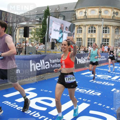 29.06.2025 - hella hamburg halbmarathon Michael Strokosch http://msf.ph/oto/8259466 29.06.2025 10:51:24 Ziel 1461, 1817, 2364, 2411, 2636, 2718, 2946, 4814, 6657, 6776, 8316, 8930, 8989, 9214, 9476, 9656, 10480, 10667, 11124, 12016, 13047, 14865, 14994, 15950, 16357, 18019, 18489 meine-sportfotos.de