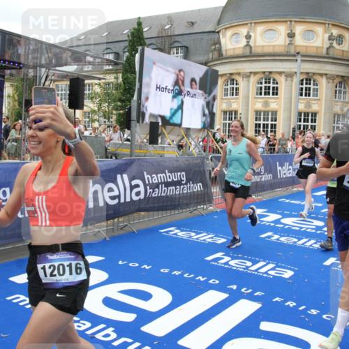 29.06.2025 - hella hamburg halbmarathon Michael Strokosch http://msf.ph/oto/8259508 29.06.2025 10:51:24 Ziel 1461, 1817, 2364, 2411, 2636, 2718, 2946, 4814, 6657, 6776, 8316, 8930, 8989, 9214, 9476, 9656, 10480, 10667, 11124, 12016, 13047, 14865, 14994, 15950, 16357, 18019, 18489 meine-sportfotos.de