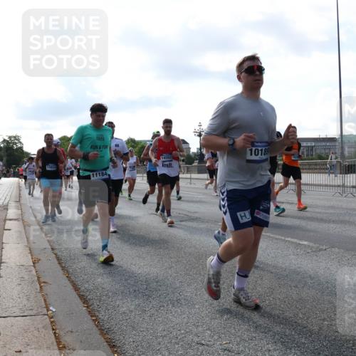 29.06.2025 - hella hamburg halbmarathon Lena Gebhardt http://msf.ph/oto/8259514 29.06.2025 09:57:01 Lombardsbrücke 1327, 1381, 1442, 1460, 1496, 1537, 1628, 1657, 1783, 1833, 1877, 2013, 2025, 2058, 2074, 2111, 2208, 2340, 2378, 2396, 2595, 2814, 2839, 2869, 2878, 3093, 3310, 3575, 3652, 3791, 4065, 4377, 4404, 4635, 4711, 4726, 4770, 4897, 5008, 5013, 5021, 5169, 5194, 5319, 5744, 5839, 6033, 6286, 6377, 6561, 6562, 6631, 6720, 7176, 7177, 7259, 7475, 7918, 8112, 8261, 8313, 8361, 8572, 8587, 8618, 8651, 8661, 8710, 8813, 8863, 8921, 8930, 9060, 9082, 9316, 9497, 9597, 9638 meine-sportfotos.de